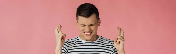 Panoramaaufnahme von der Vorderseite eines lächelnden Mannes in gestreiftem T-Shirt mit geschlossenen Augen und Daumen isoliert auf rosa — Stockfoto