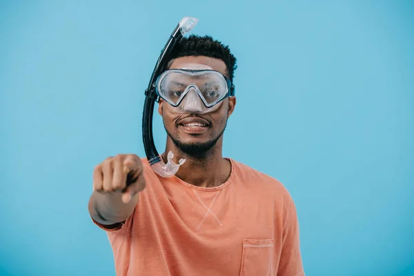 Foyer sélectif de l'homme afro-américain en masque de plongée pointant avec le doigt isolé sur bleu — Photo de stock