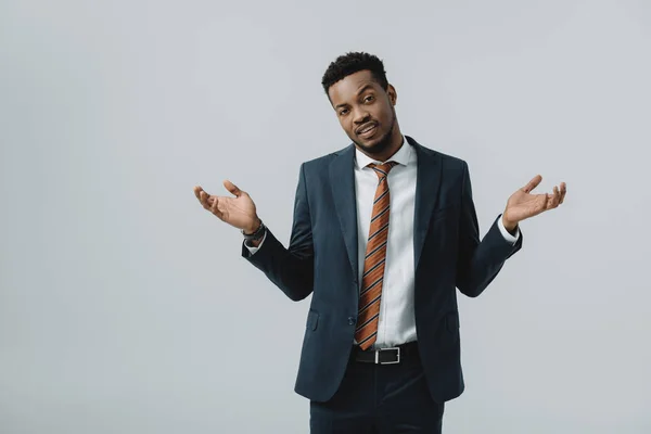 Schöner afrikanisch-amerikanischer Mann zeigt achselzuckende Geste isoliert auf grau — Stockfoto
