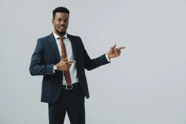 Homem americano africano alegre apontando com os dedos isolados no cinza — Fotografia de Stock