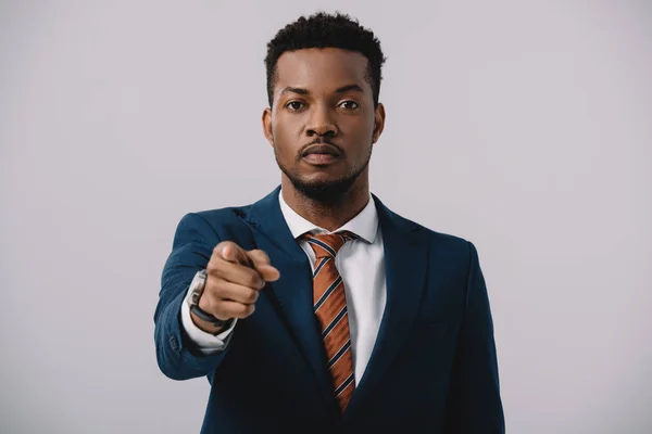 Selektiver Fokus eines afrikanisch-amerikanischen Mannes, der mit dem Finger isoliert auf grau zeigt — Stockfoto