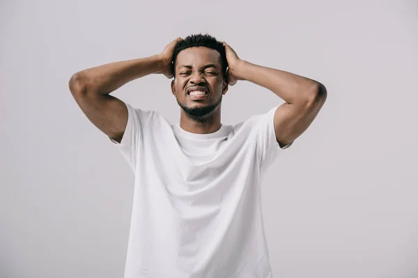 Bouleversé homme afro-américain toucher les cheveux isolés sur gris — Photo de stock