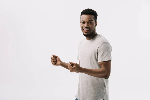 Animado afro-americano homem gesticulando enquanto comemorando isolado no branco — Fotografia de Stock