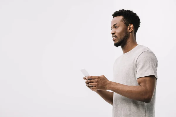 Bonito afro-americano homem usando smartphone isolado no branco — Fotografia de Stock