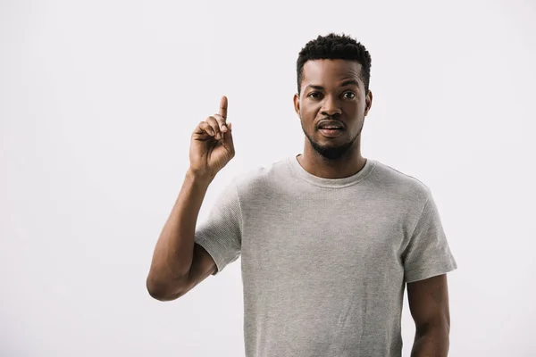 Bel homme afro-américain pointant du doigt isolé sur blanc — Photo de stock