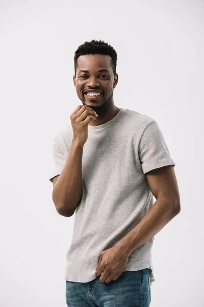 Guapo afroamericano hombre sonriendo y mirando a la cámara aislado en gris - foto de stock