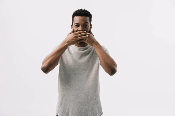 Афроамериканський чоловік прикриває рот ізольовано на білому — стокове фото
