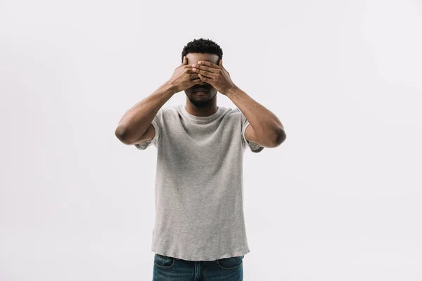 Hombre afroamericano cubriendo ojos aislados en blanco - foto de stock