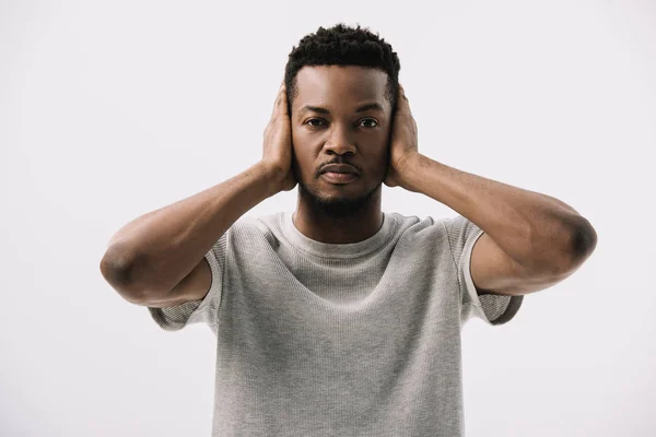 Afrikanisch-amerikanischer Mann verdeckt Ohren isoliert auf weiß — Stockfoto
