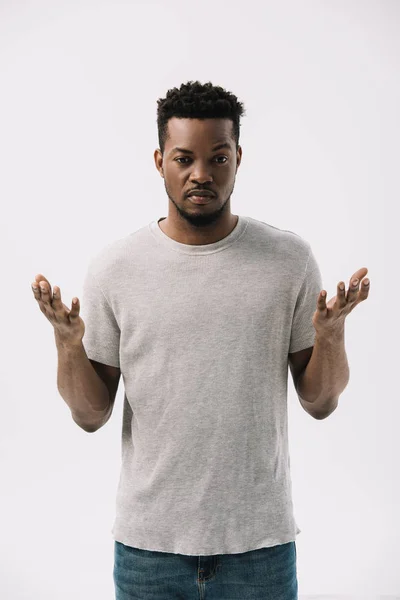 Bouleversé homme afro-américain geste isolé sur blanc — Photo de stock