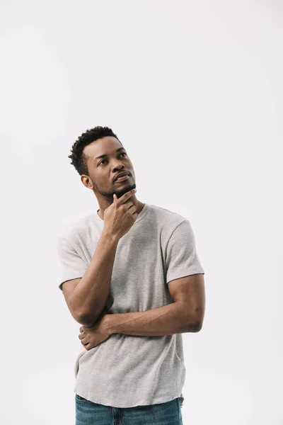 Cher homme afro-américain debout et touchant visage isolé sur blanc — Photo de stock