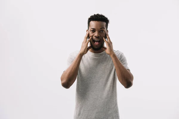 Émotionnel homme afro-américain toucher visage isolé sur blanc — Photo de stock