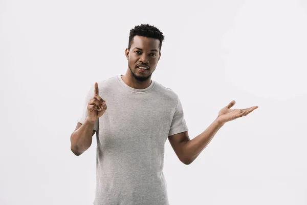Позитивный африканский американец показывая большой палец вверх в то время как жесты изолированы на белом — стоковое фото
