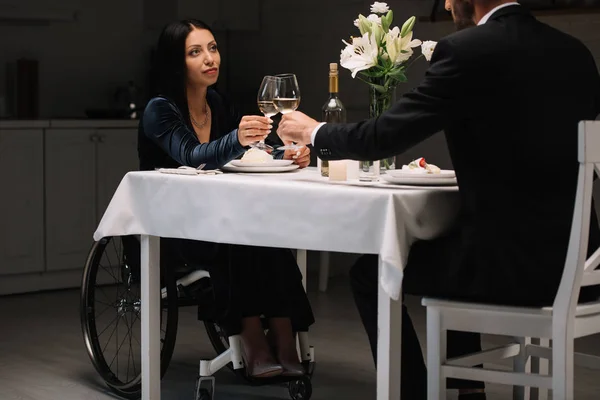 Bela mulher deficiente clinking copos de vinho tinto com namorado, tendo jantar romântico — Fotografia de Stock