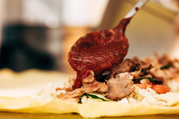 Foyer sélectif de kebab doner et cuillère avec sauce — Photo de stock