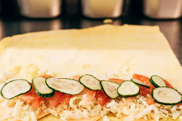 Cetrioli, pomodori e lattuga tagliati su pita per kebab doner — Foto stock