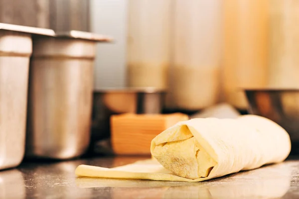 Вкусный кебаб из индейки на столе на кухне — стоковое фото