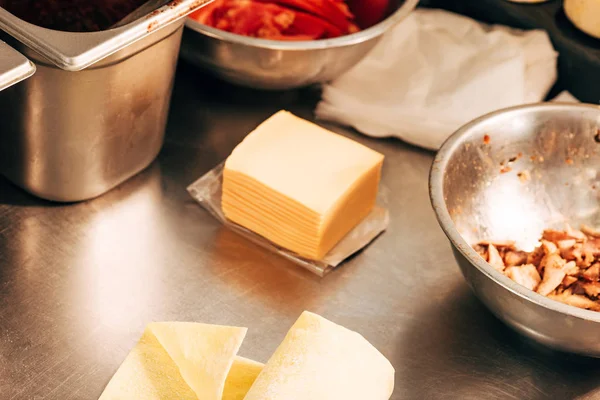 Pita, queijo, carne e tomate em tigelas na mesa — Fotografia de Stock