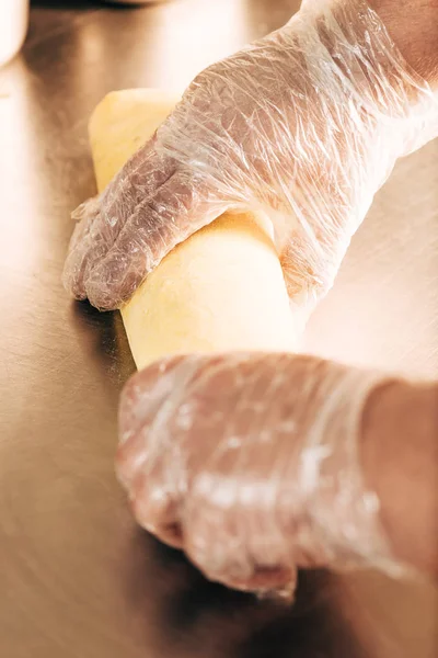 Teilansicht von Koch in Handschuhen bei der Zubereitung von Dönerspießen — Stockfoto