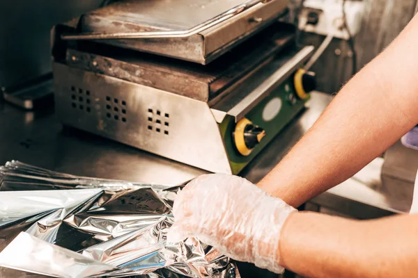 Vue partielle de cuisinier en gant préparation doner kebab — Photo de stock