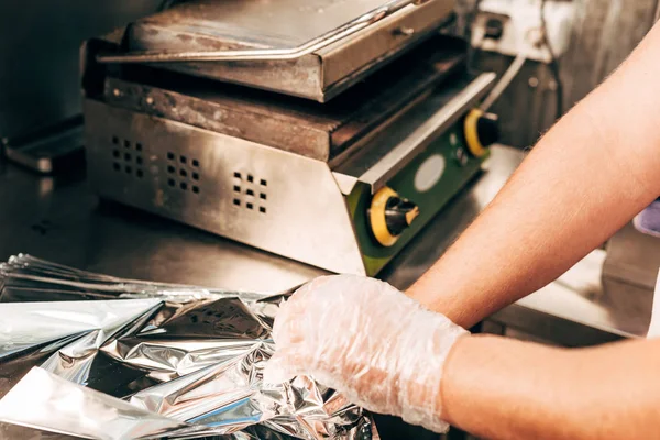 Vista parziale di cuoco in guanto preparare doner kebab — Foto stock