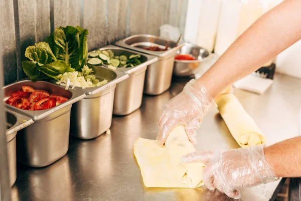 Teilansicht der Köchin in Handschuhen beim Zubereiten von Dönerspießen — Stockfoto