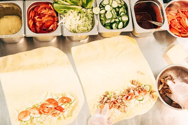 Vista parziale di cuoco in guanti preparare kebab doner — Foto stock