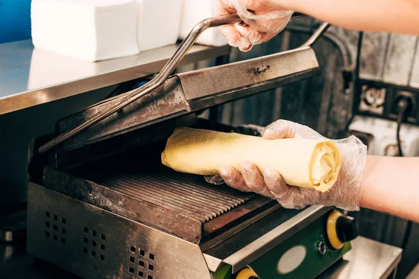 Visão parcial do cozinheiro em luvas preparando doner kebab — Fotografia de Stock