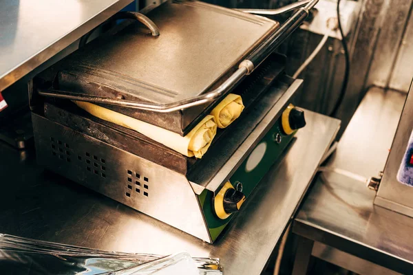 Kebabs doner preparando em kebab grill na cozinha — Fotografia de Stock