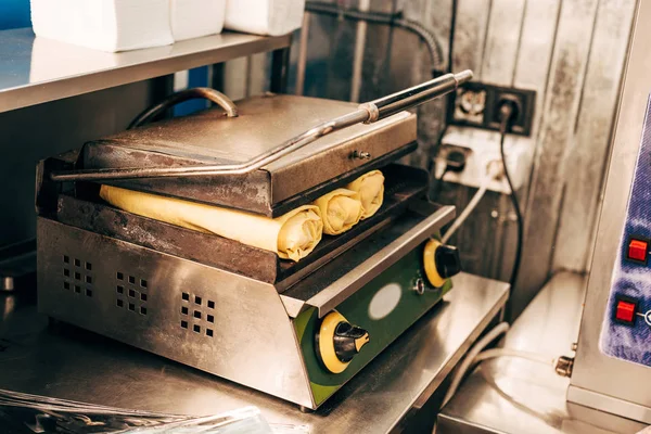 Saborosos kebabs doner turco se preparando na churrasqueira kebab na cozinha — Fotografia de Stock