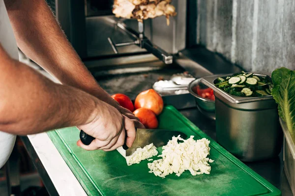 Частковий вид на салат для різання кухарів на обробній дошці — стокове фото