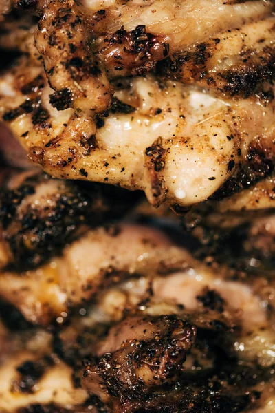 Vista de cerca de la deliciosa carne en el asador - foto de stock