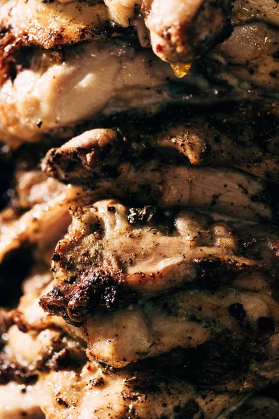 Vista da vicino di deliziosa carne su rosticceria — Foto stock