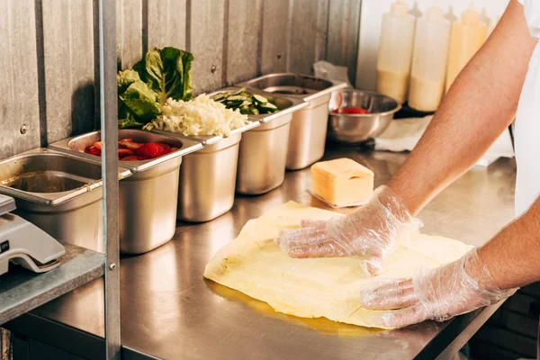 Vue recadrée du cuisinier dans les gants préparation doner kebab — Photo de stock