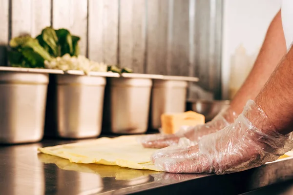 Vue recadrée du cuisinier dans les gants préparation doner kebab — Photo de stock