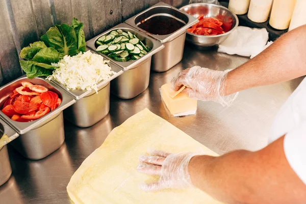Ausgeschnittener Blick auf Koch in Handschuhen, der Dönerspieße zubereitet — Stockfoto