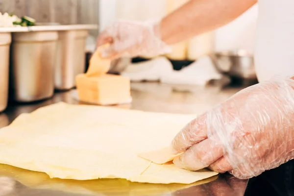 Ausgeschnittener Blick auf Koch in Handschuhen, der Dönerspieße zubereitet — Stockfoto