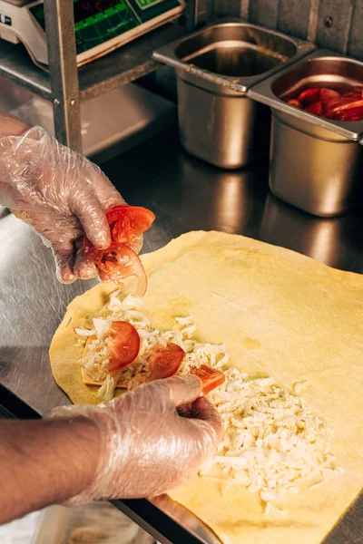 Vista ritagliata di cuoco in guanti preparazione doner kebab — Foto stock