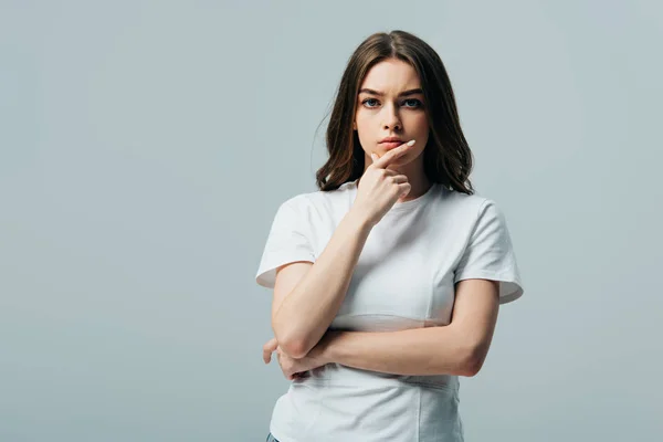 Réfléchi sérieux belle fille en t-shirt blanc isolé sur gris — Photo de stock