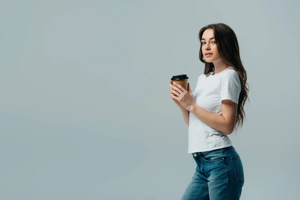 Belle fille en t-shirt blanc avec tasse en papier isolé sur gris — Photo de stock