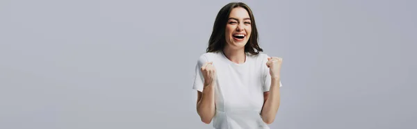 Scioccato felice bella ragazza in bianco t-shirt toccare il viso isolato su grigio — Foto stock