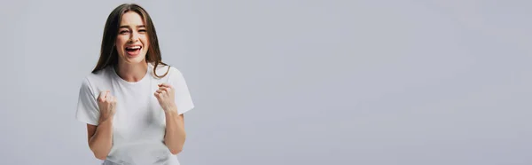 Menina bonita feliz em t-shirt branca mostrando sim gesto isolado em cinza, tiro panorâmico — Fotografia de Stock