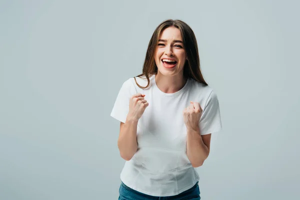 Glückliches hübsches Mädchen im weißen T-Shirt zeigt Ja-Geste isoliert auf grau — Stockfoto