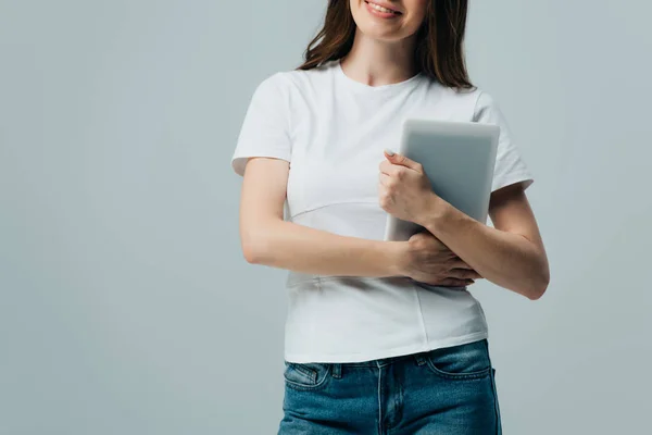 Ausgeschnittene Ansicht eines glücklichen Mädchens in weißem T-Shirt mit digitalem Tablet isoliert auf grau — Stockfoto