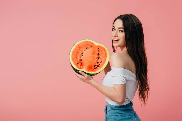 Hermosa chica posando con madura deliciosa piña aislada en rosa - foto de stock