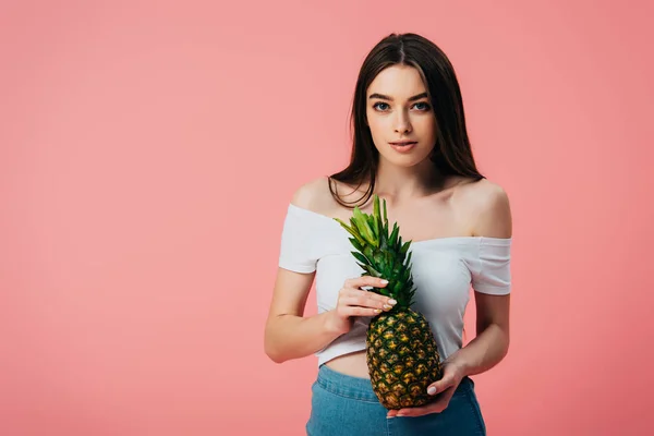 Belle fille posant avec mûr délicieux ananas isolé sur rose — Photo de stock