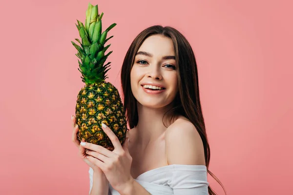 Belle fille souriante tenant mûr délicieux ananas isolé sur rose — Photo de stock