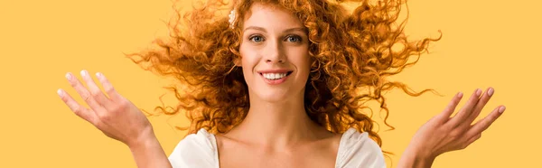 Vue panoramique de la femme heureuse aux cheveux roux bouclés, isolé sur jaune — Photo de stock