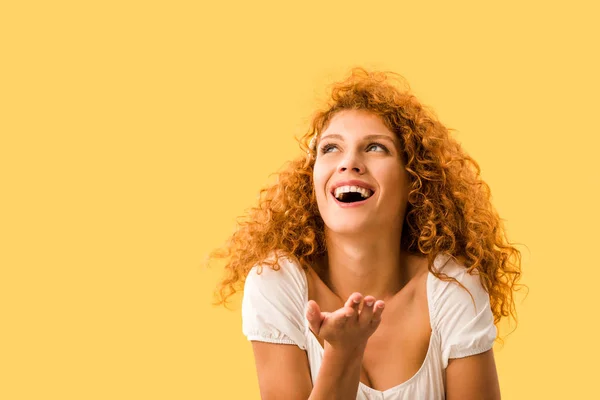 Mujer alegre con el pelo rojo, aislado en amarillo - foto de stock