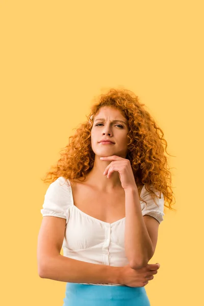 Mulher pensativa com cabelo vermelho isolado no amarelo — Fotografia de Stock